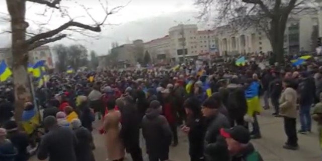 Dozens of Ukrainians gathered in Kherson against the Russian invaders.
