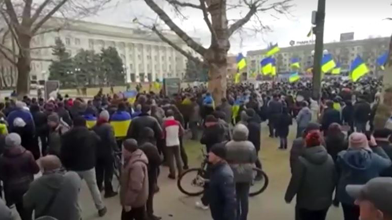 Kherson protest against Russian occupiers brings hundreds to the streets: reports