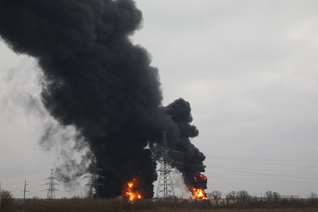 Russia bombs Ukraine oil depot