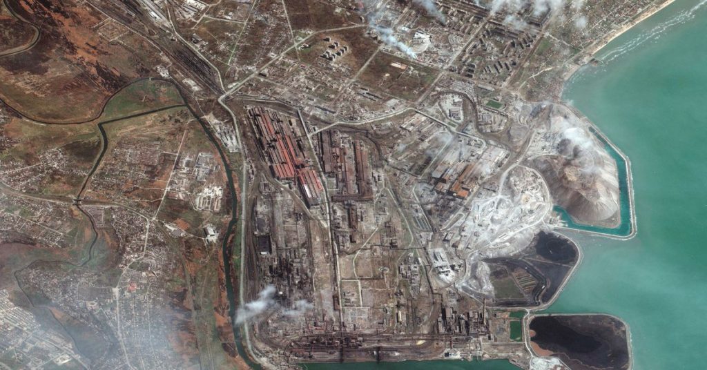Ukrainians cling to Mariupol steel plant