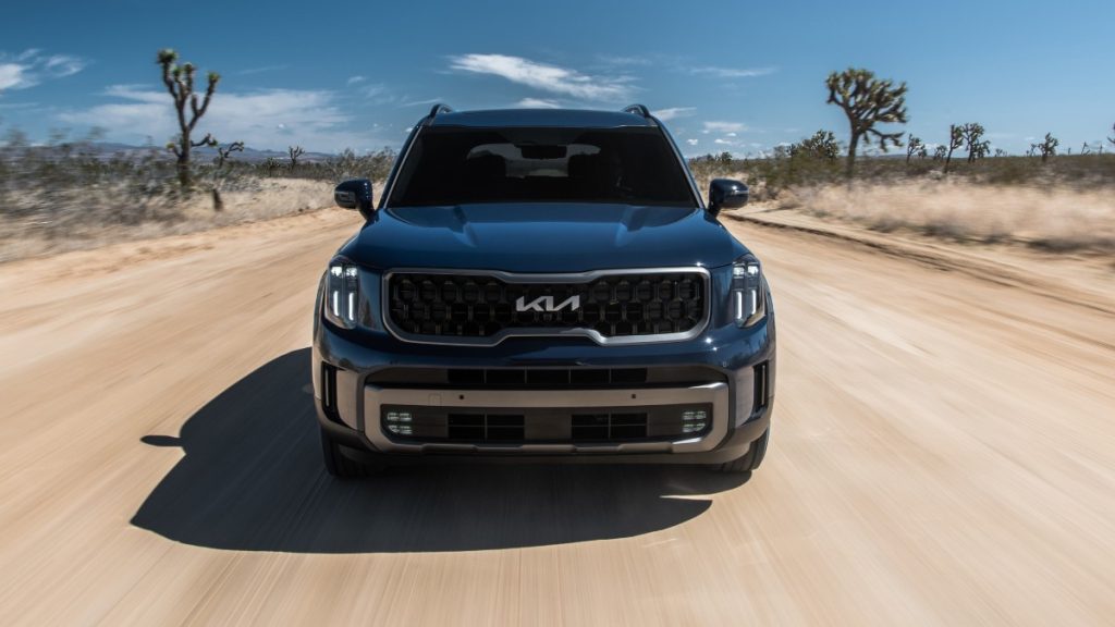 Front view of Kia Telluride 2023 in blue highlights the differences between Telluride 2022