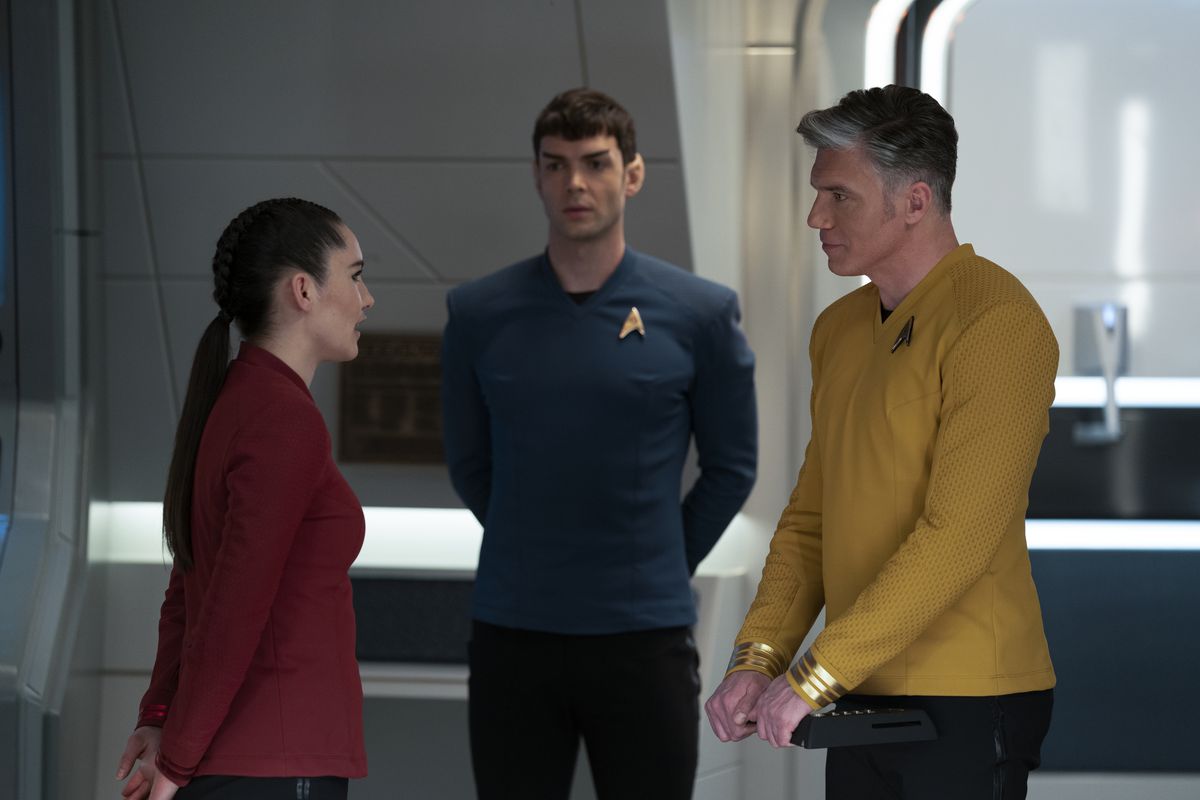 Baek is talking to a subordinate while Spock looks at him 