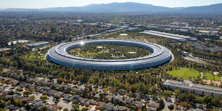 Senior Apple employees write letters to management, resign due to office return