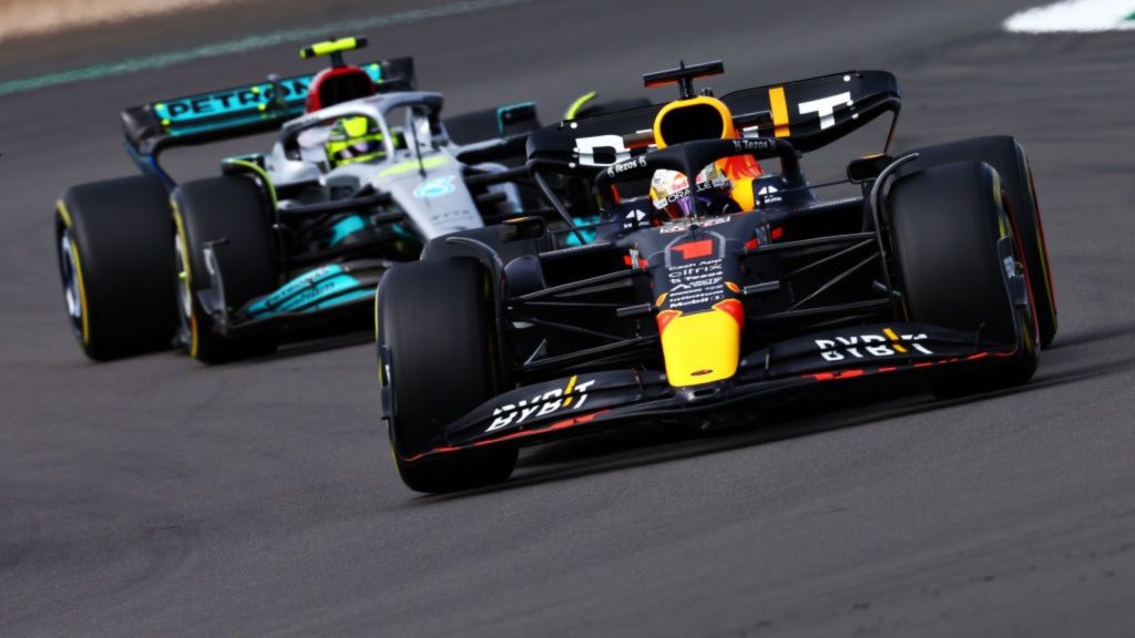 NORTHAMPTON, ENGLAND - JULY 01: Max Verstappen of the Netherlands driving the (1) Oracle Red Bull Racing RB18 leads Lewis Hamilton of Great Britain driving the (44) Mercedes AMG Petronas F1 Team W13 during practice ahead of the F1 Grand Prix of Great Britain at Silverstone on July 01, 2022 in Northampton, England. (Photo by Mark Thompson/Getty Images)