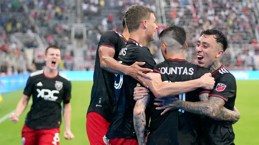 In Wayne Rooney's debut, DC United climbs to a stunning win