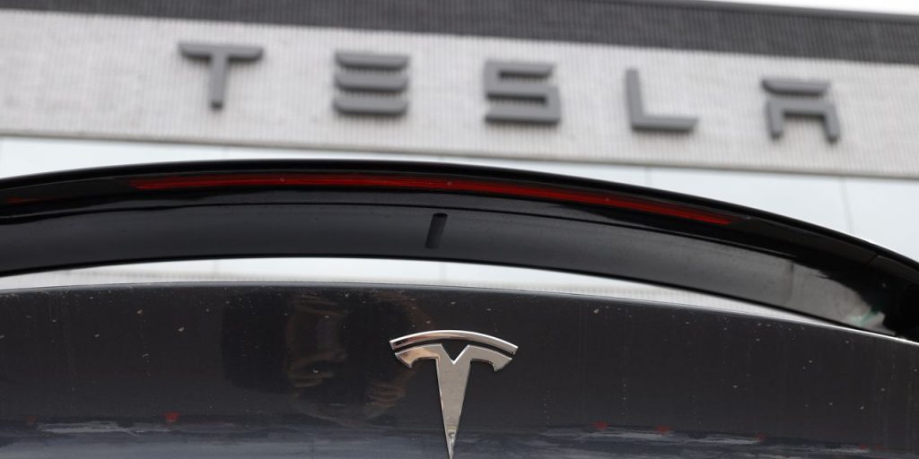 Tesla investors pave the way for a stock split, and vote with the company on the most bids