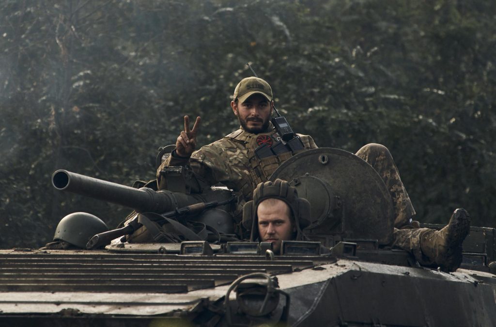 Ukrainian forces keep pressure on fleeing Russian forces