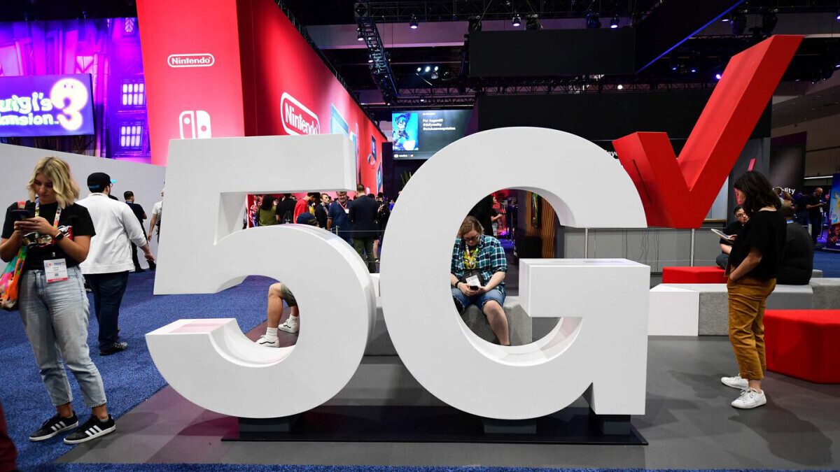 53% of Verizon Consumer Subscribers Have a 5G Phone - Verizon stock hits 10-year low Friday after Q3 results were released